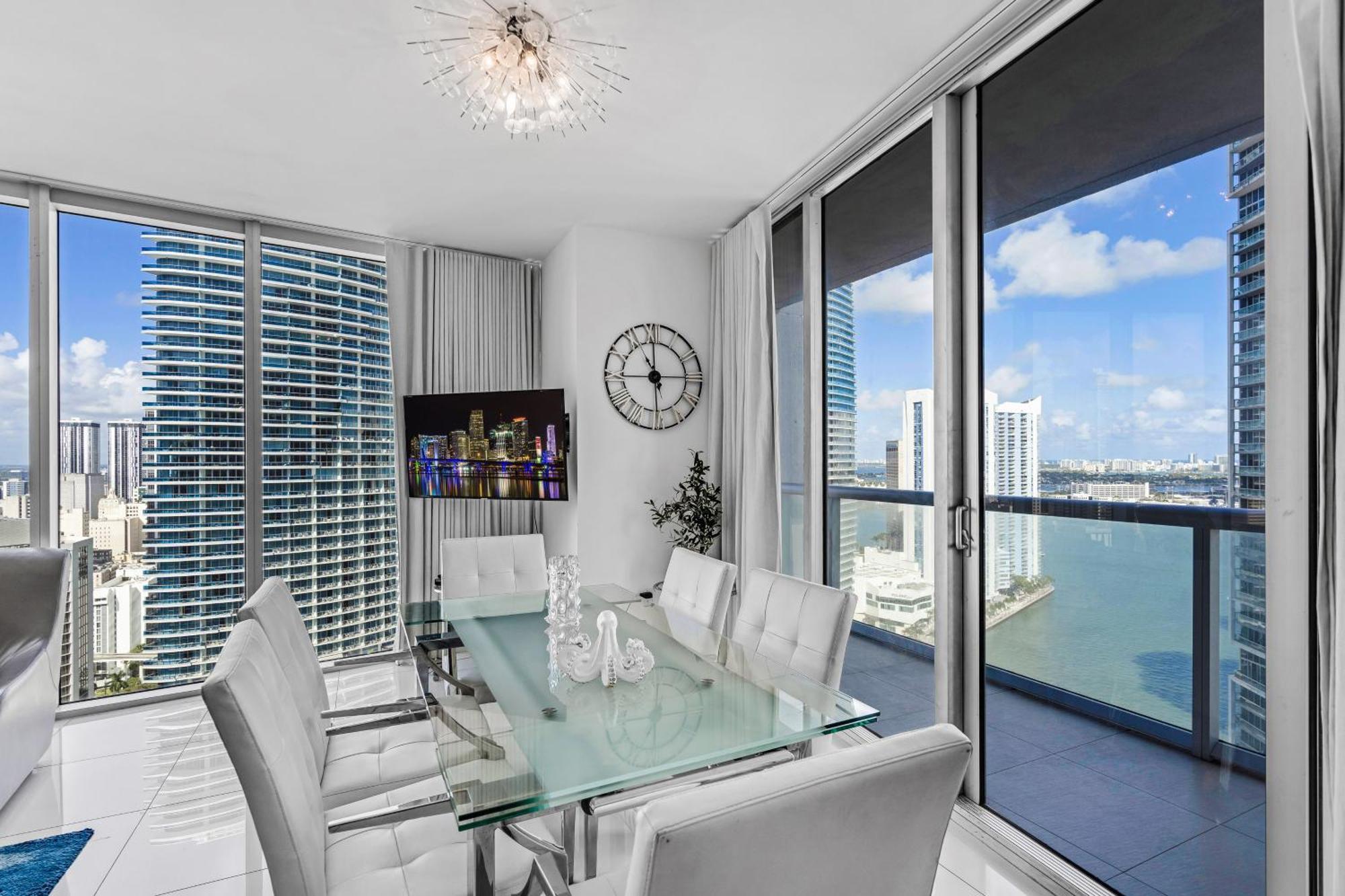 Luxurious Condo At Icon With Views Miami Bagian luar foto