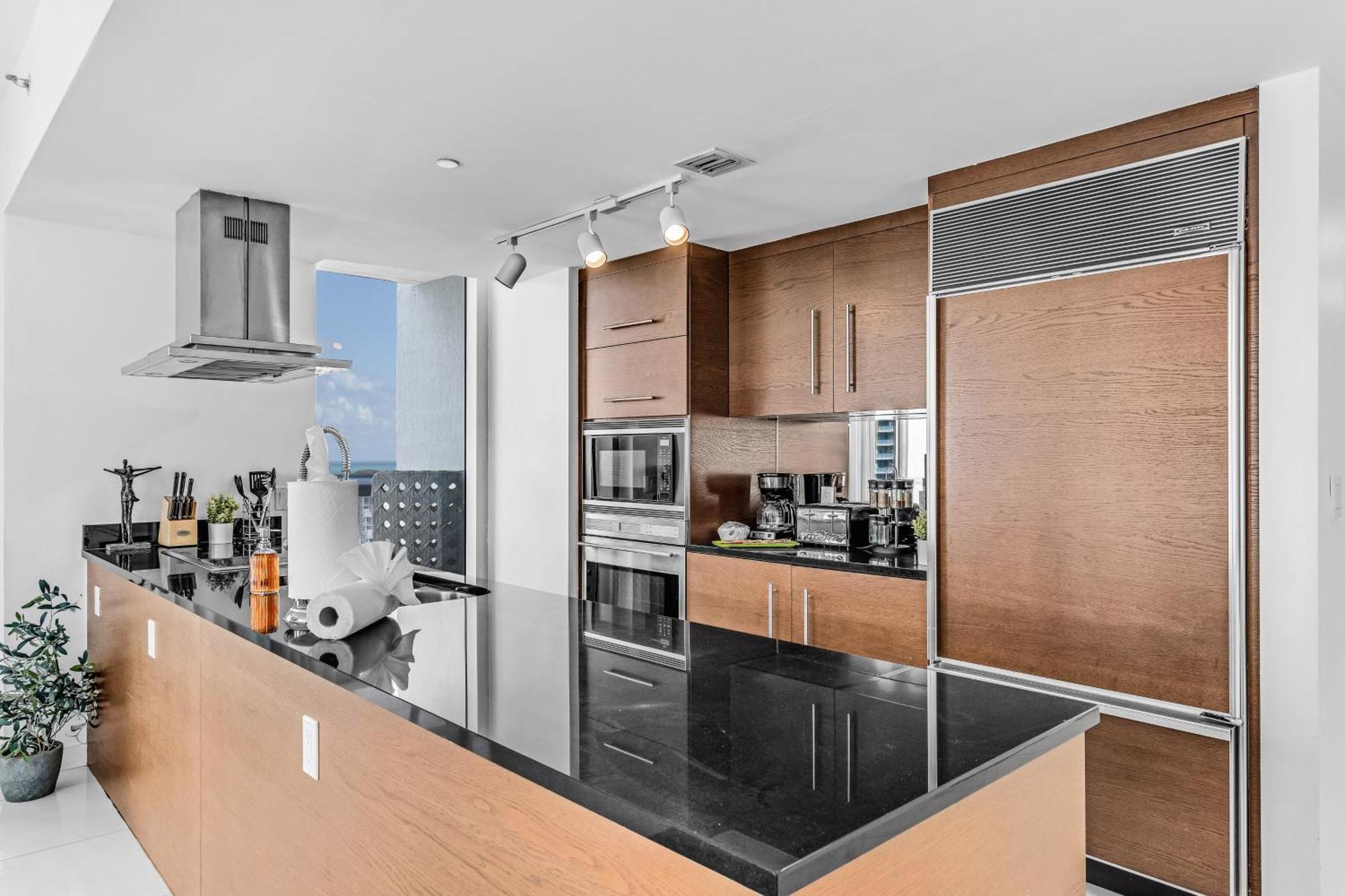 Luxurious Condo At Icon With Views Miami Bagian luar foto