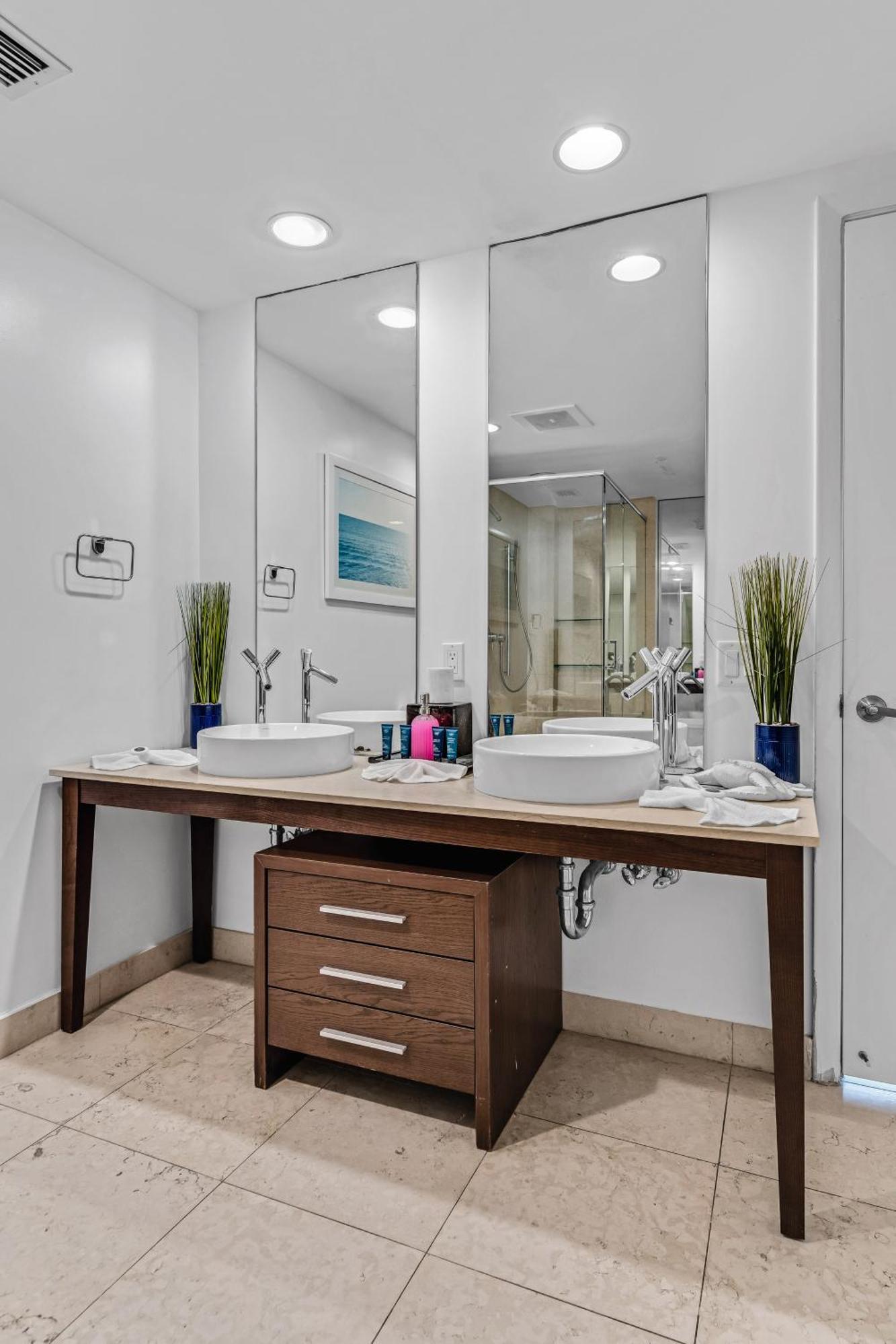 Luxurious Condo At Icon With Views Miami Bagian luar foto