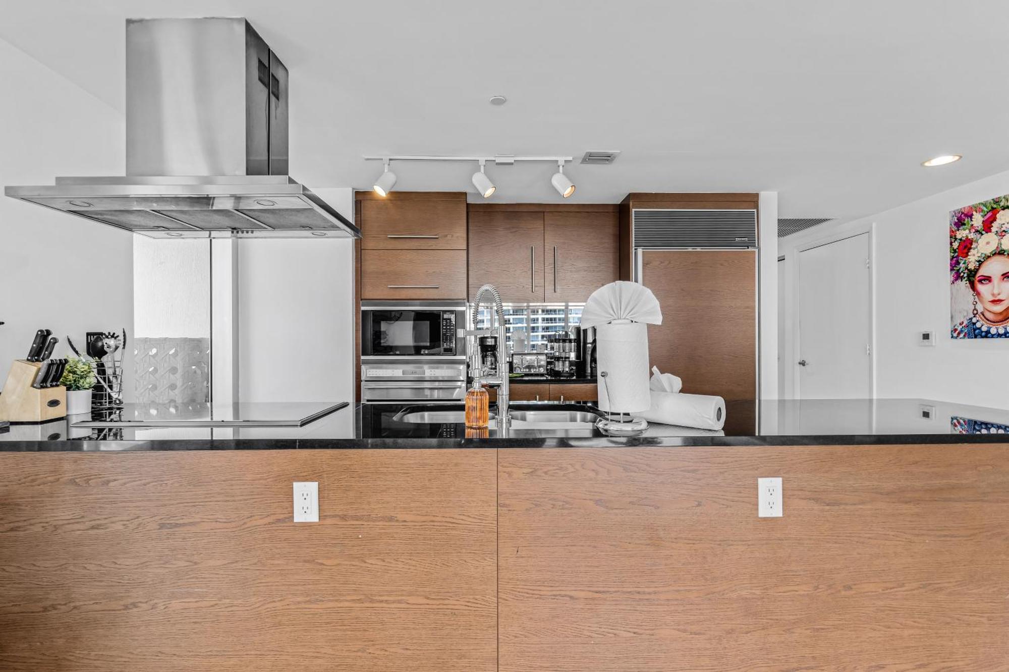 Luxurious Condo At Icon With Views Miami Bagian luar foto
