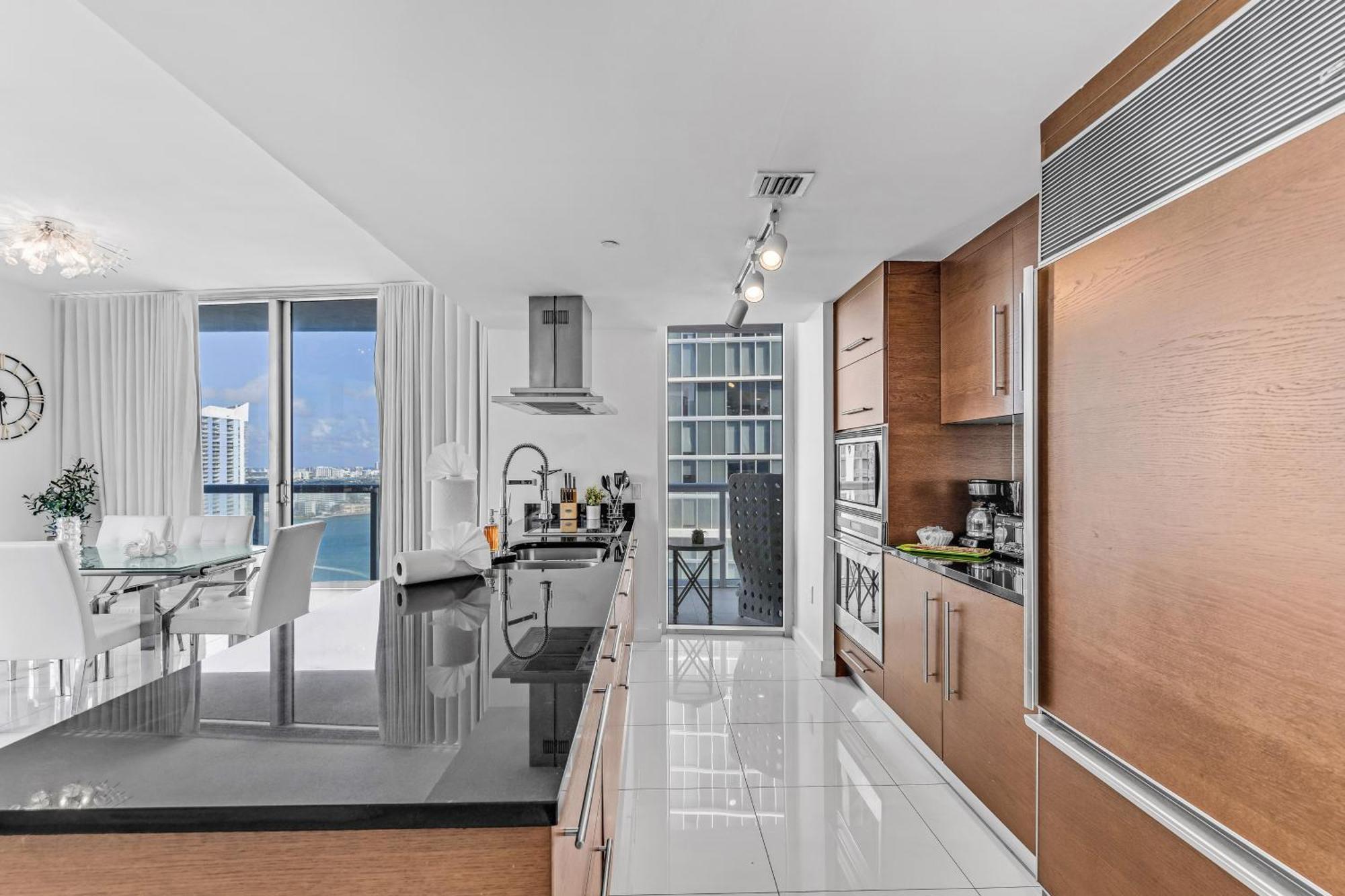 Luxurious Condo At Icon With Views Miami Bagian luar foto